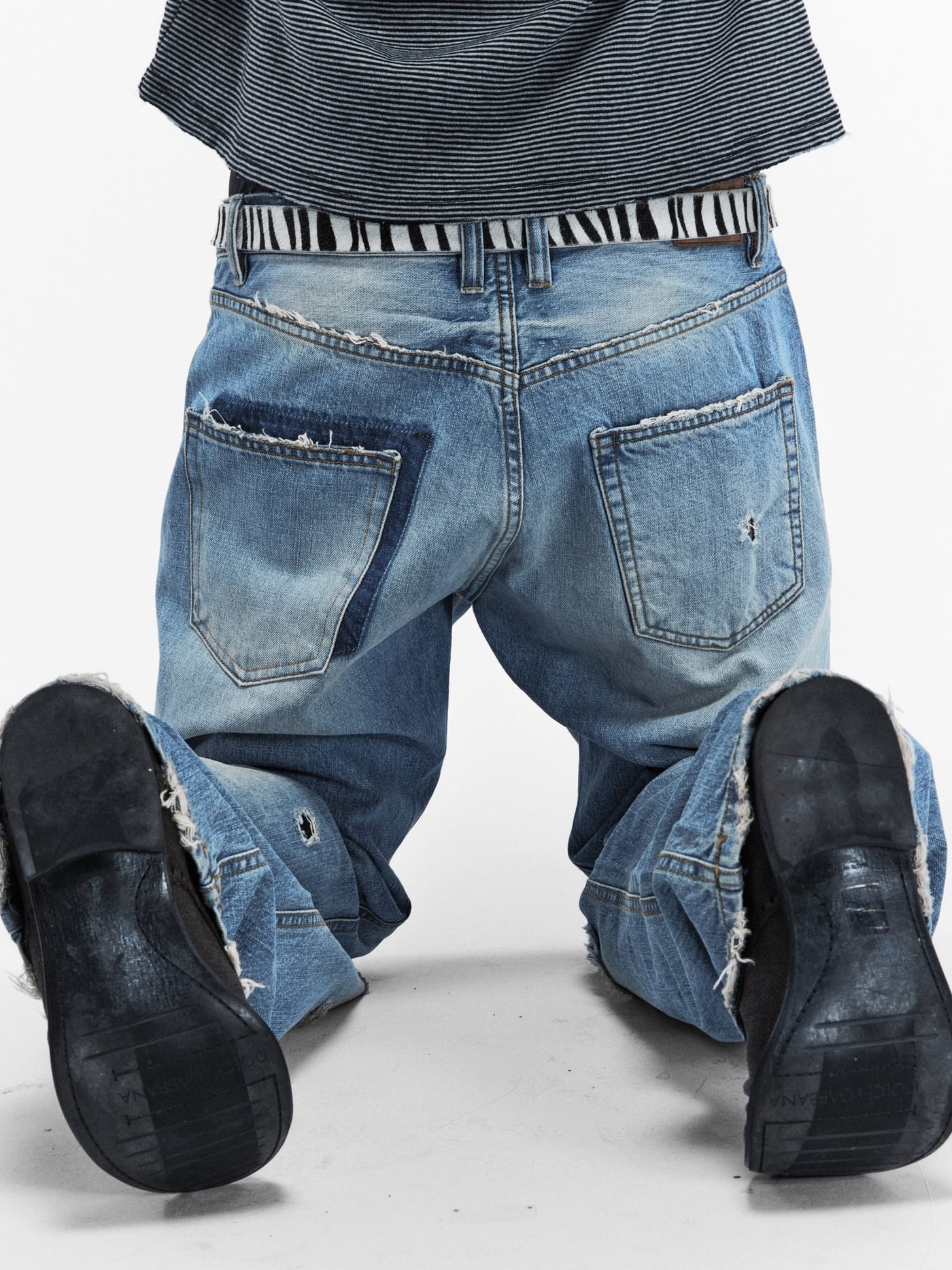 PATCHWORK TWISTED STRAIGHT DENIM PANTS (LIGHT BLUE) 상세 이미지 4