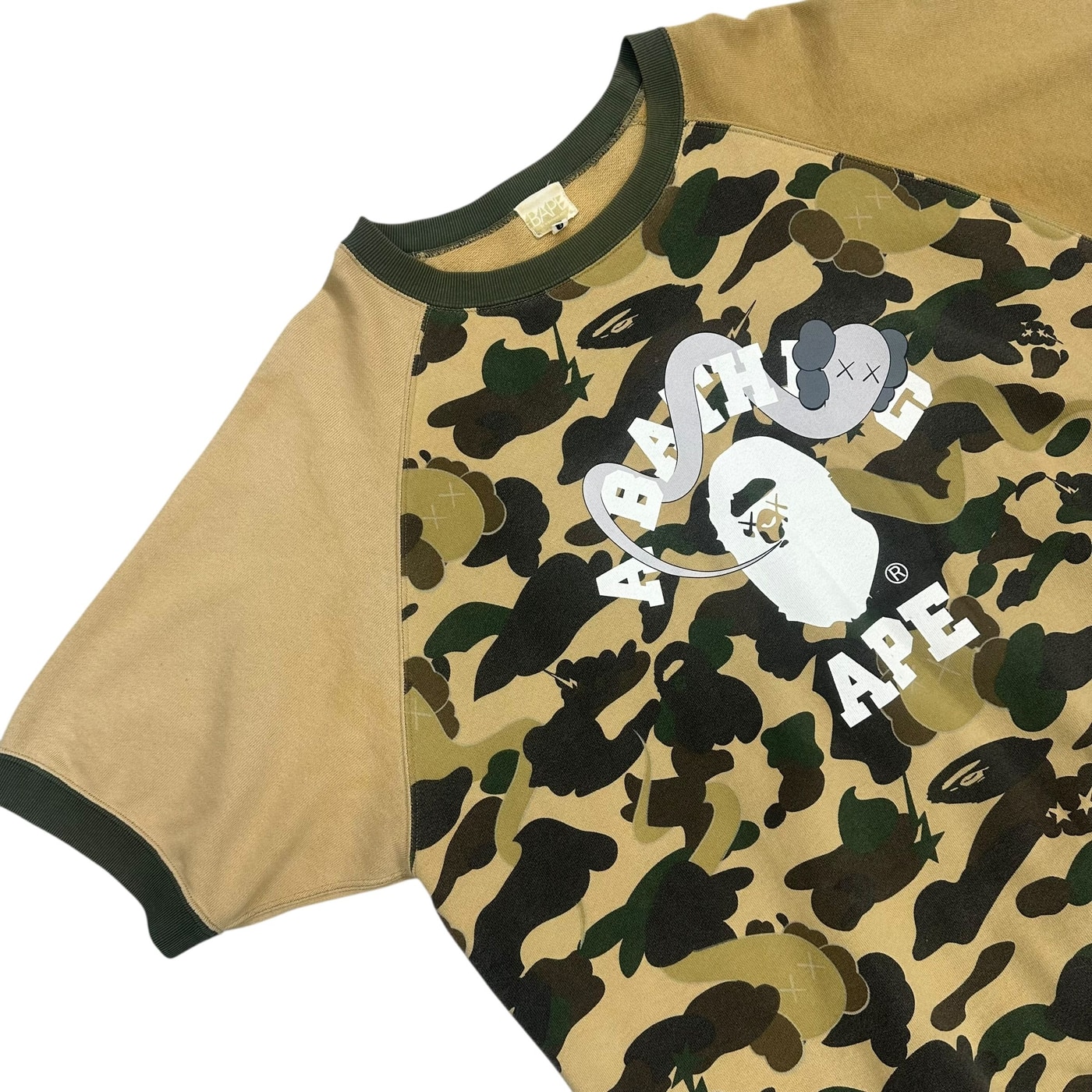 Bape x Kaws 首次迷彩弯曲短袖圆领衫